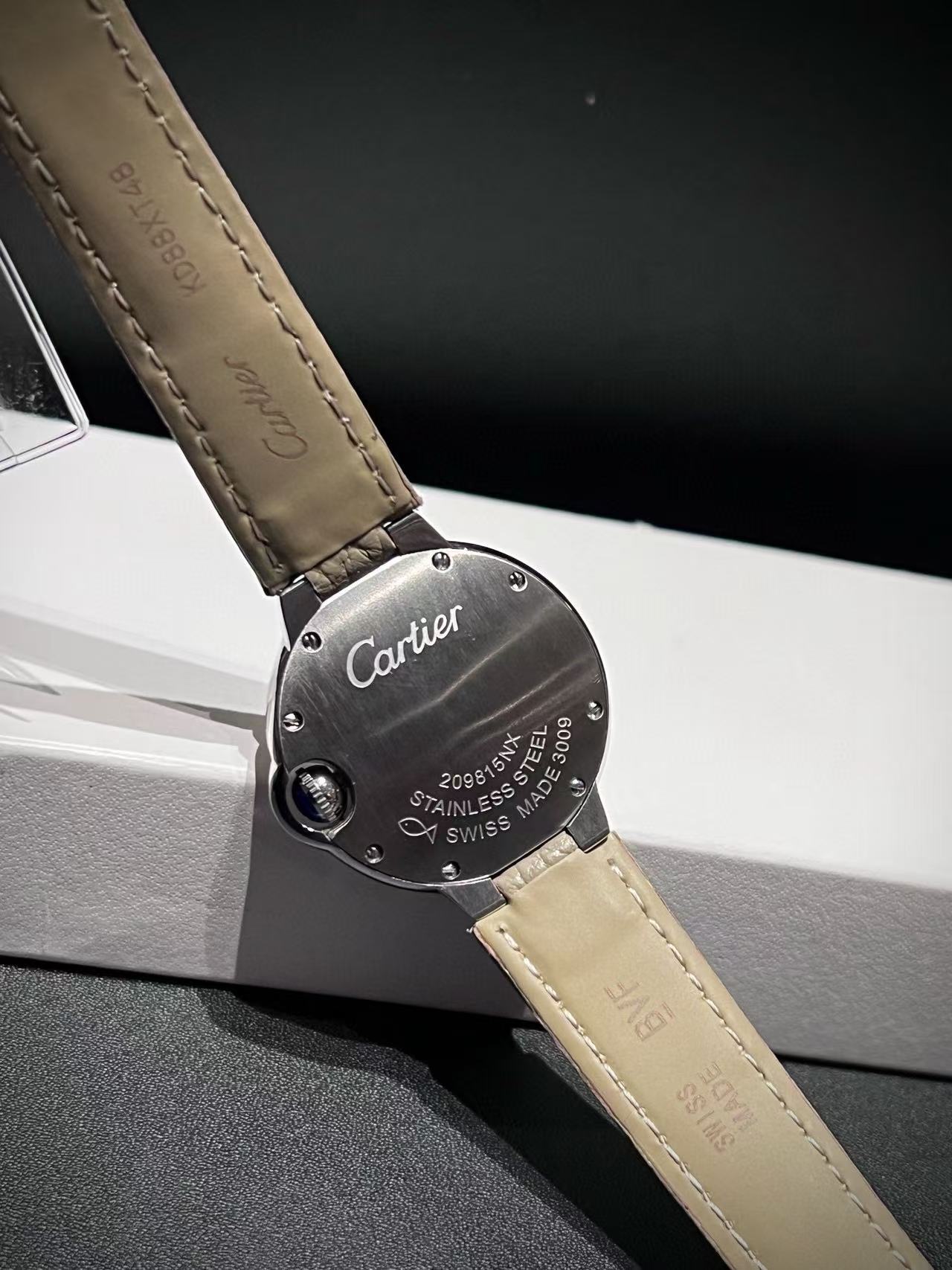 CART1ER ラウンドダイヤモンドセットレザーウォッチ【50％割引+送料無料】