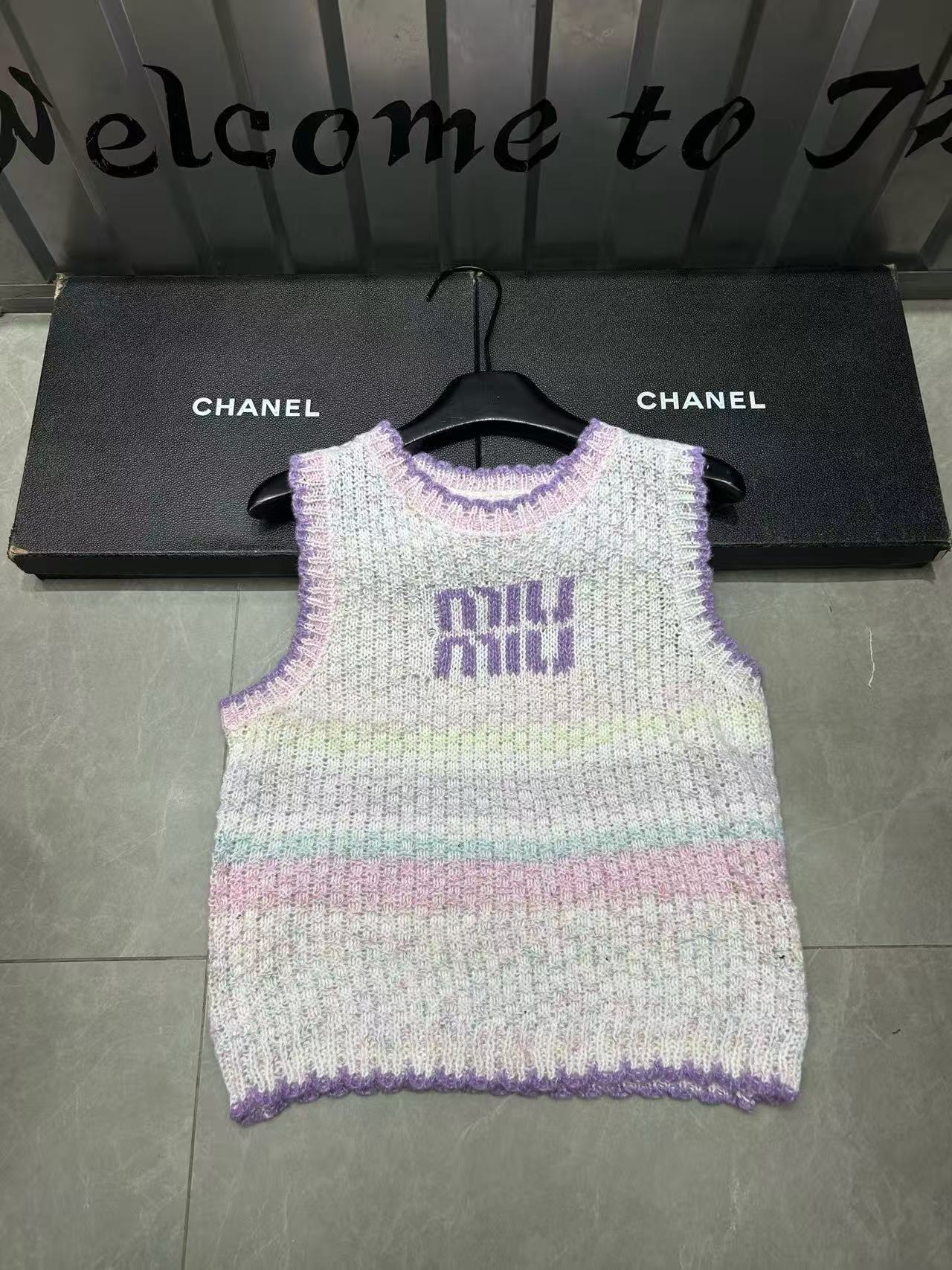 M1UM1U パープルレターウールベスト【50％割引+送料無料】