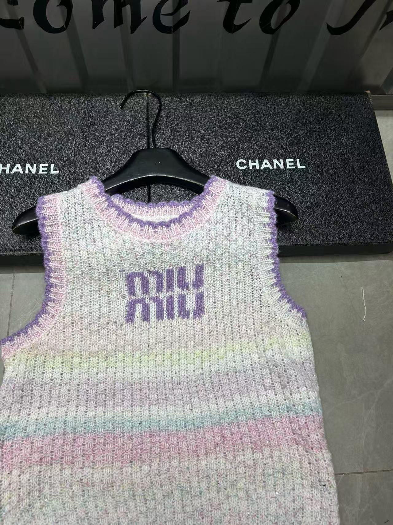 M1UM1U パープルレターウールベスト【50％割引+送料無料】