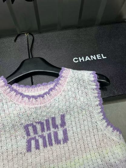 M1UM1U パープルレターウールベスト【50％割引+送料無料】