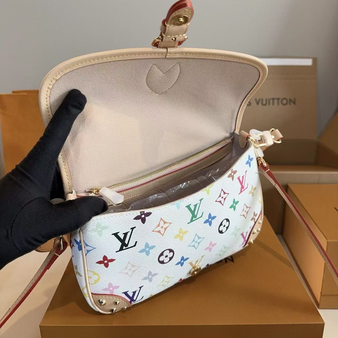 LVプリントのアンダーアームバッグ【50％割引+送料無料】