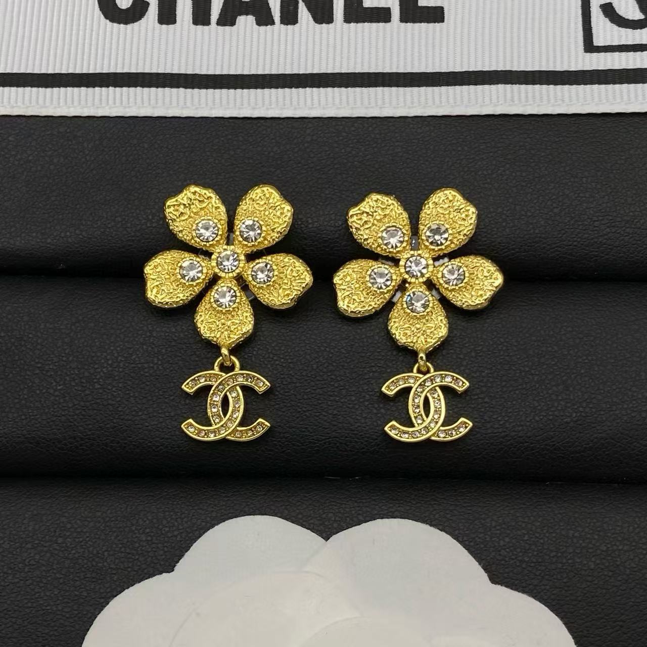 CHANE1 フラワー ダブルC ダイヤモンド スタッドピアス【50％割引+送料無料】