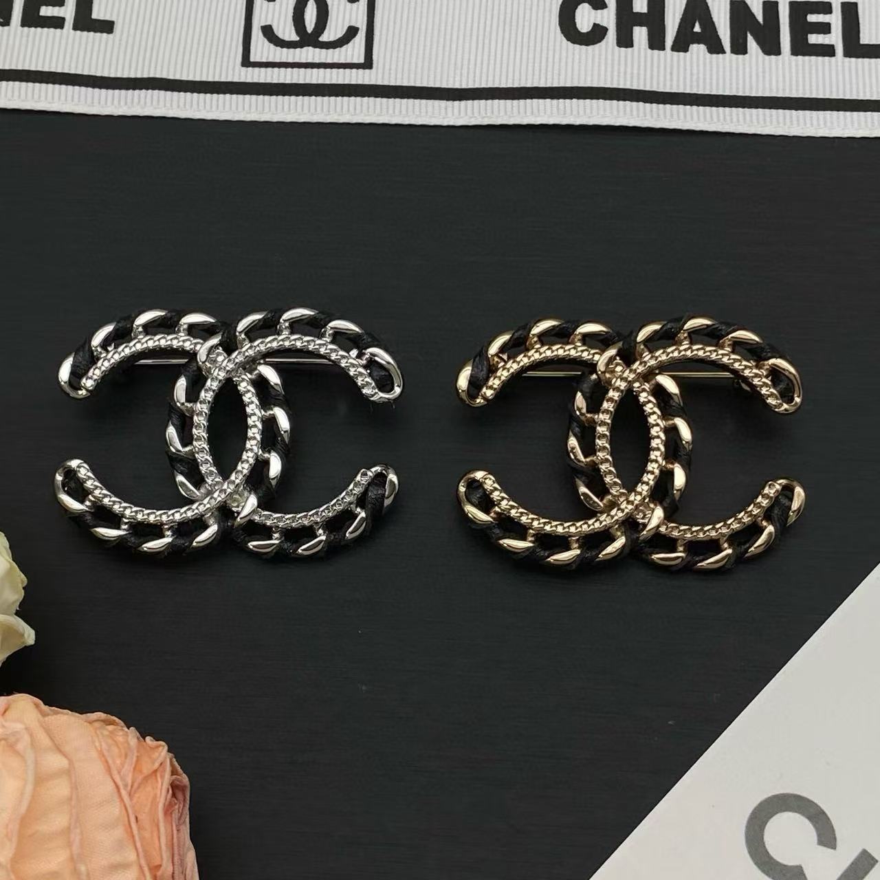 CHANE1 ダブルC 透かし彫りレザーブローチ【50％割引+送料無料】