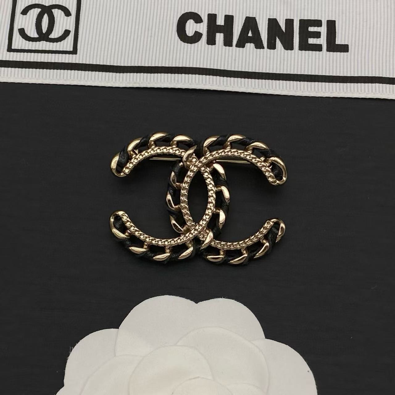 CHANE1 ダブルC 透かし彫りレザーブローチ【50％割引+送料無料】