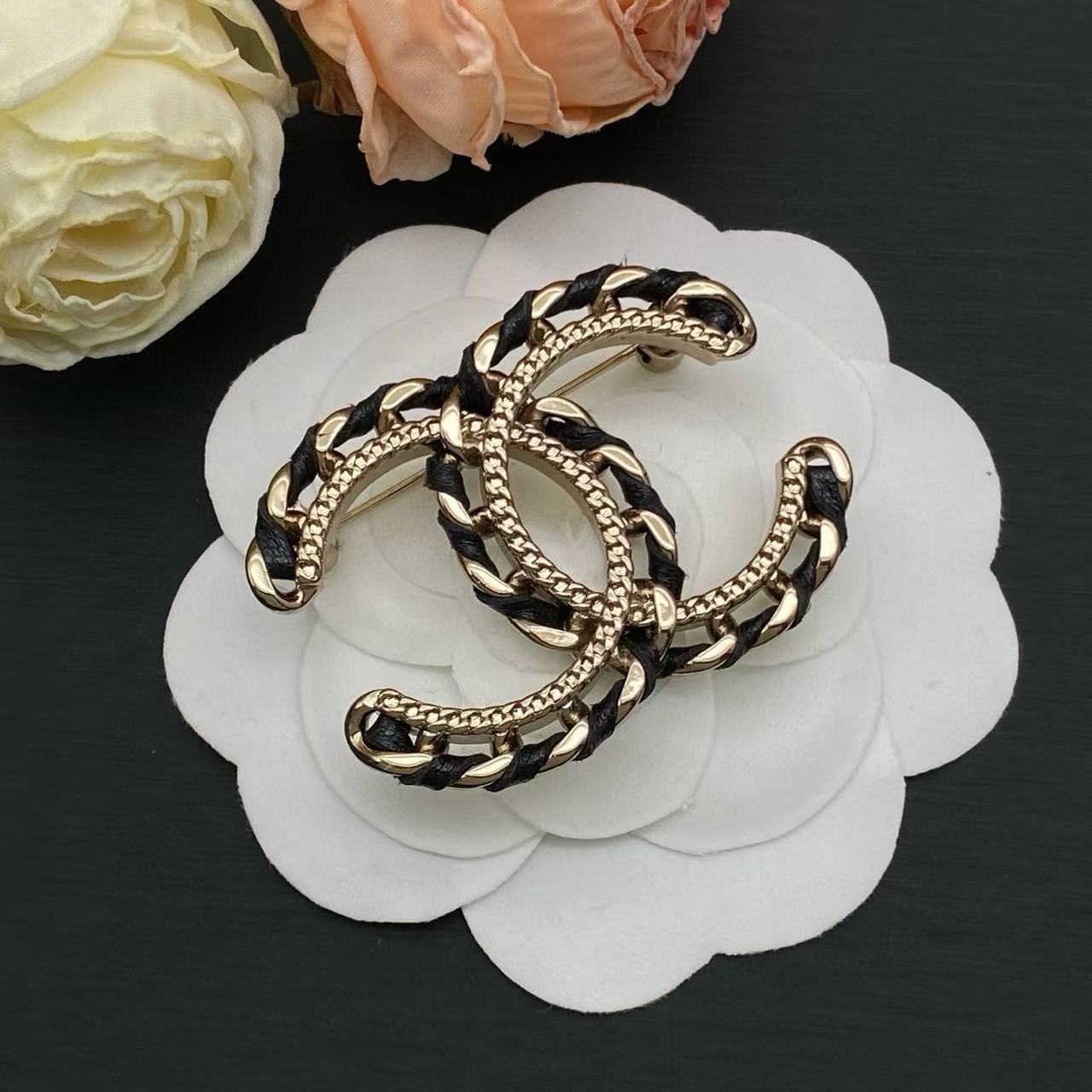 CHANE1 ダブルC 透かし彫りレザーブローチ【50％割引+送料無料】