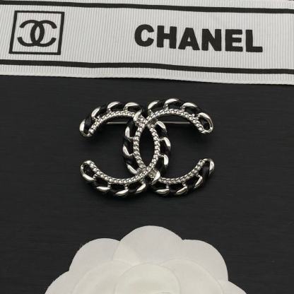 CHANE1 ダブルC 透かし彫りレザーブローチ【50％割引+送料無料】