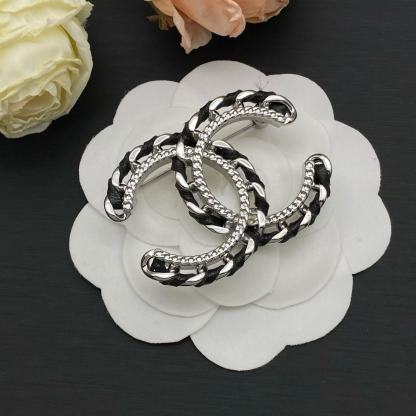 CHANE1 ダブルC 透かし彫りレザーブローチ【50％割引+送料無料】