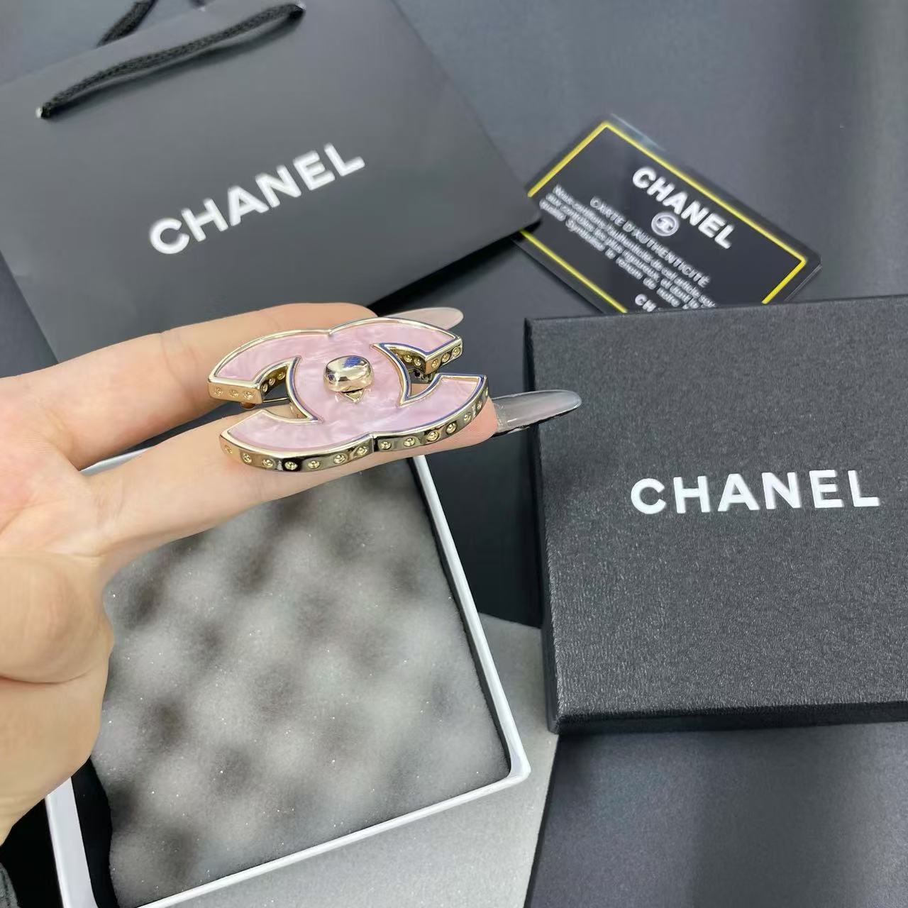 CHANE1 ピンク ダブルC ブローチ【50％割引+送料無料】