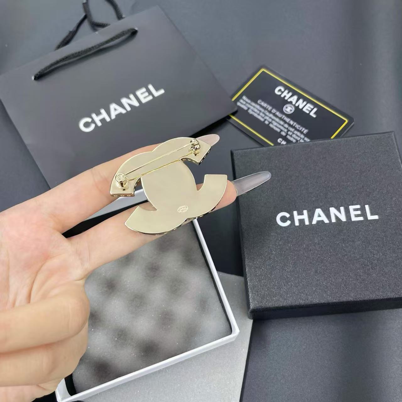 CHANE1 ピンク ダブルC ブローチ【50％割引+送料無料】