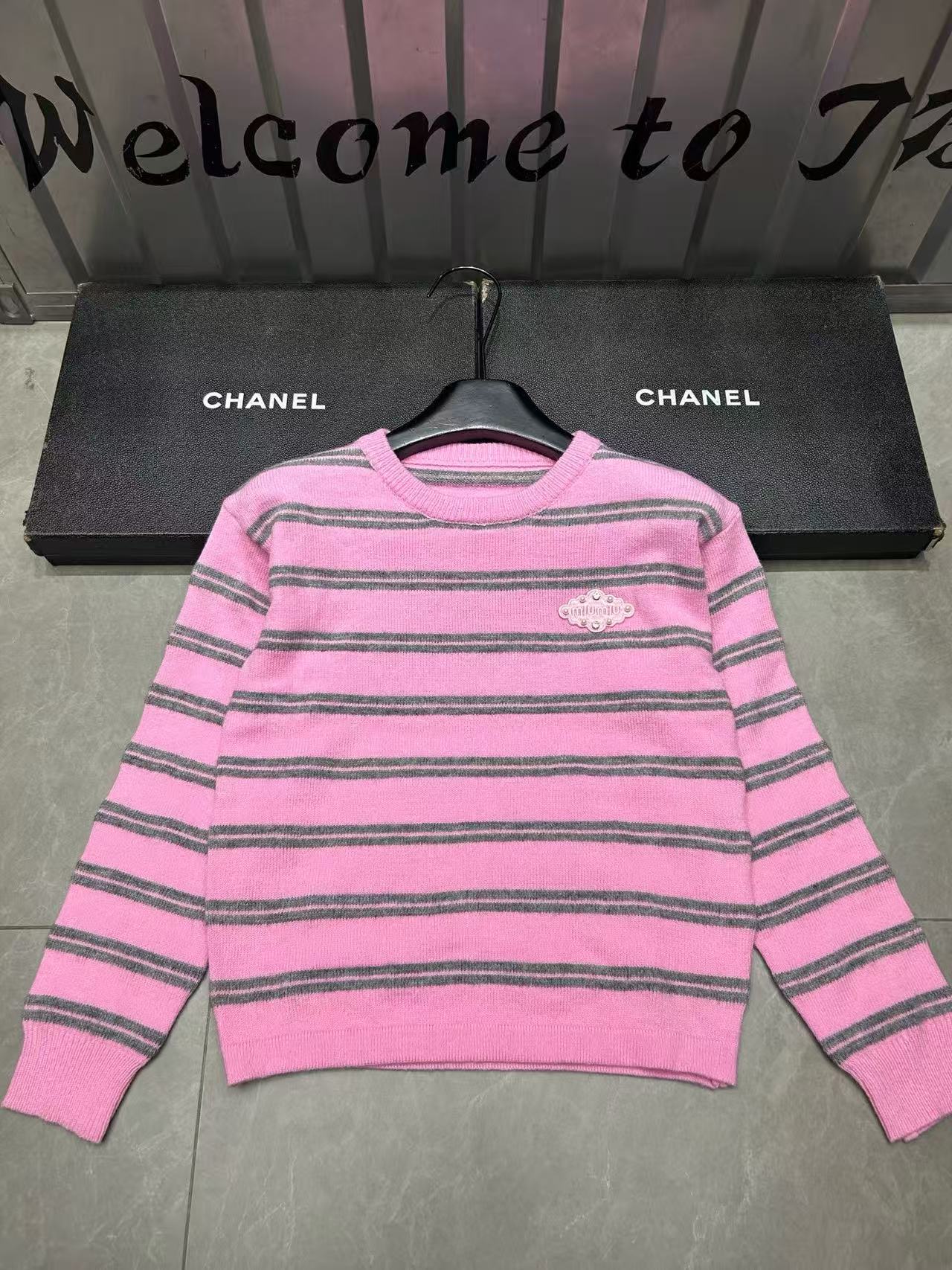 M1UM1U 刺繍入りレターストライプウールカーディガン【50％割引+送料無料】