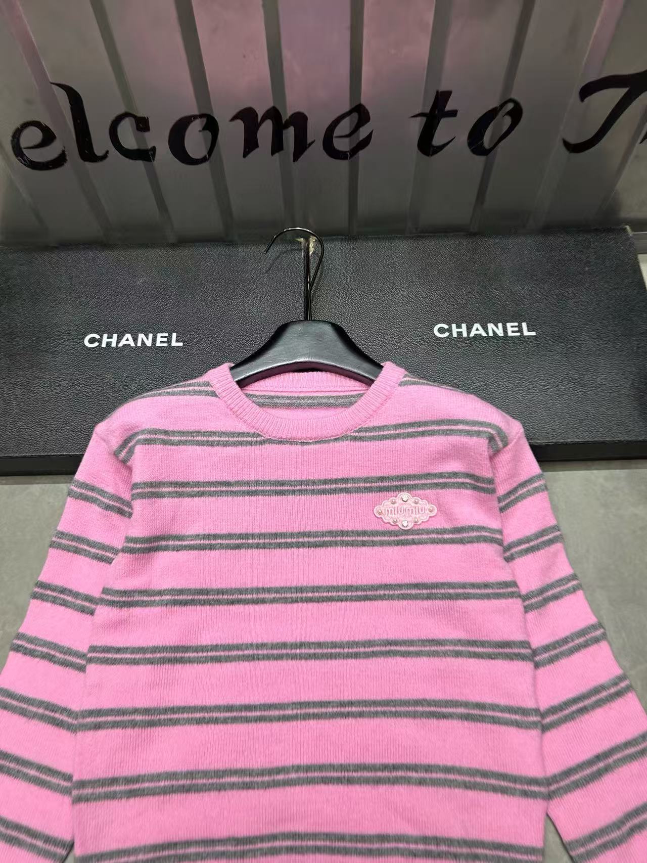 M1UM1U 刺繍入りレターストライプウールカーディガン【50％割引+送料無料】