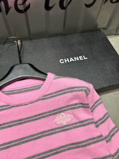 M1UM1U 刺繍入りレターストライプウールカーディガン【50％割引+送料無料】