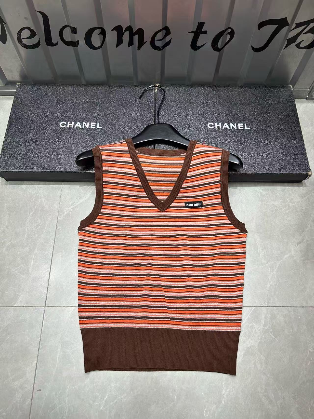 M1UM1U レターストライプウール Vネックベスト【50％割引+送料無料】