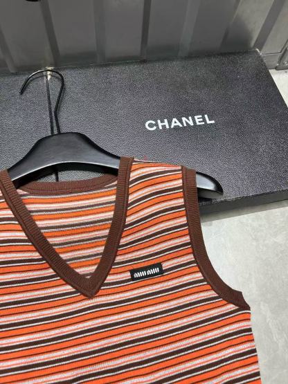 M1UM1U レターストライプウール Vネックベスト【50％割引+送料無料】