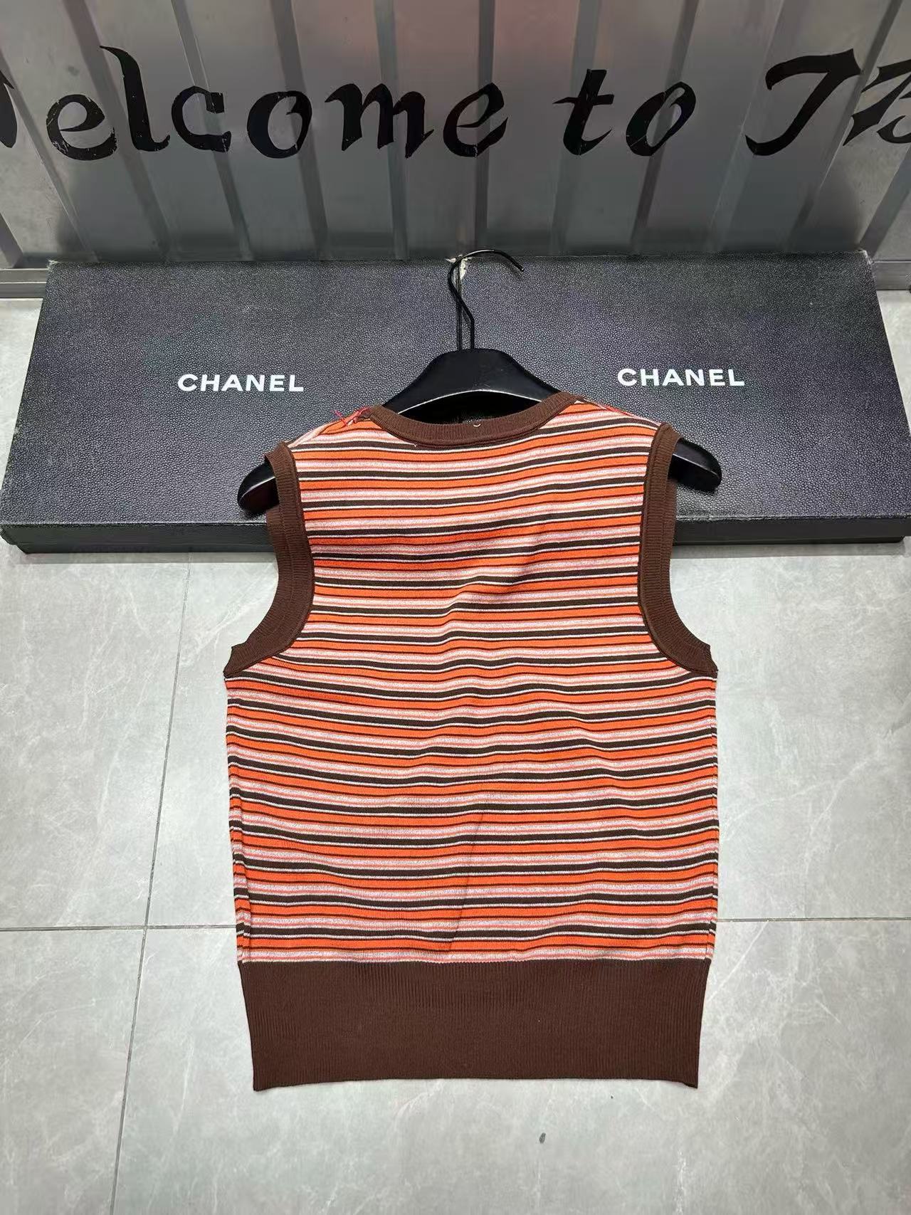 M1UM1U レターストライプウール Vネックベスト【50％割引+送料無料】