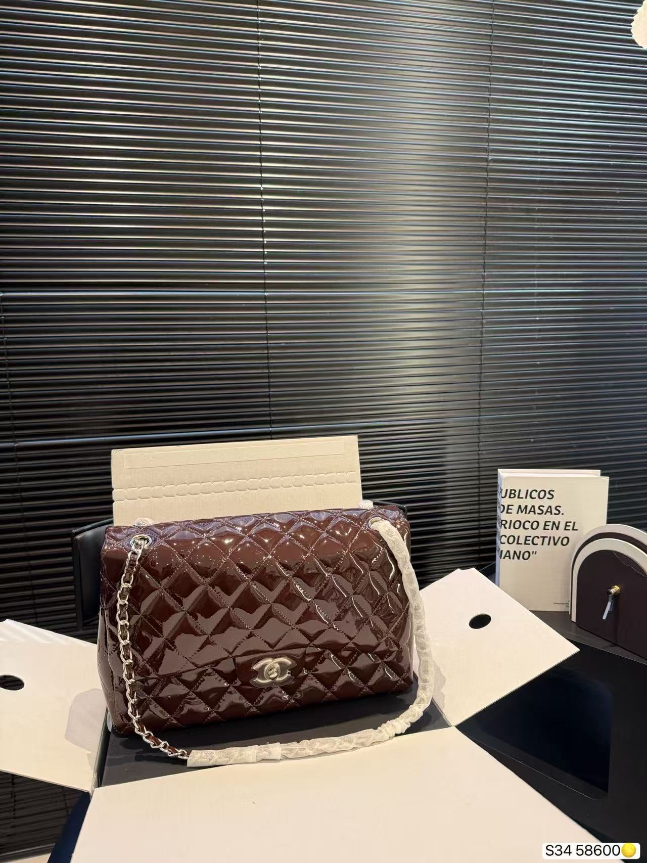 CHANE1 パテントレザーチェーンバッグ【50％割引+送料無料】