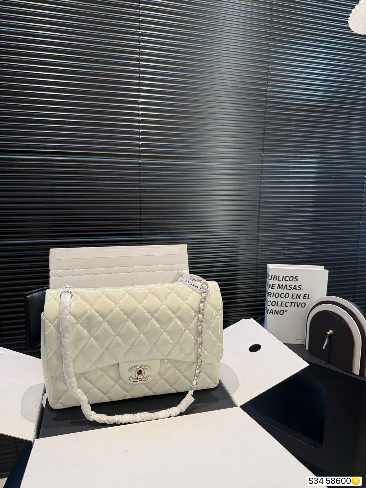 CHANE1 パテントレザーチェーンバッグ【50％割引+送料無料】