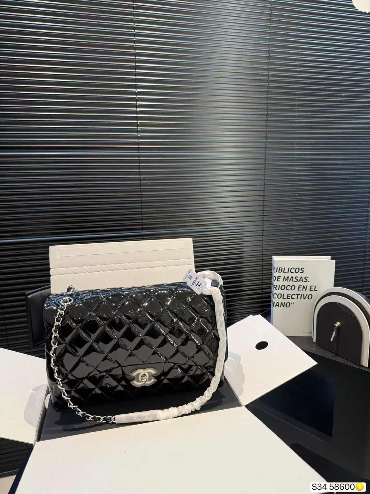 CHANE1 パテントレザーチェーンバッグ【50％割引+送料無料】