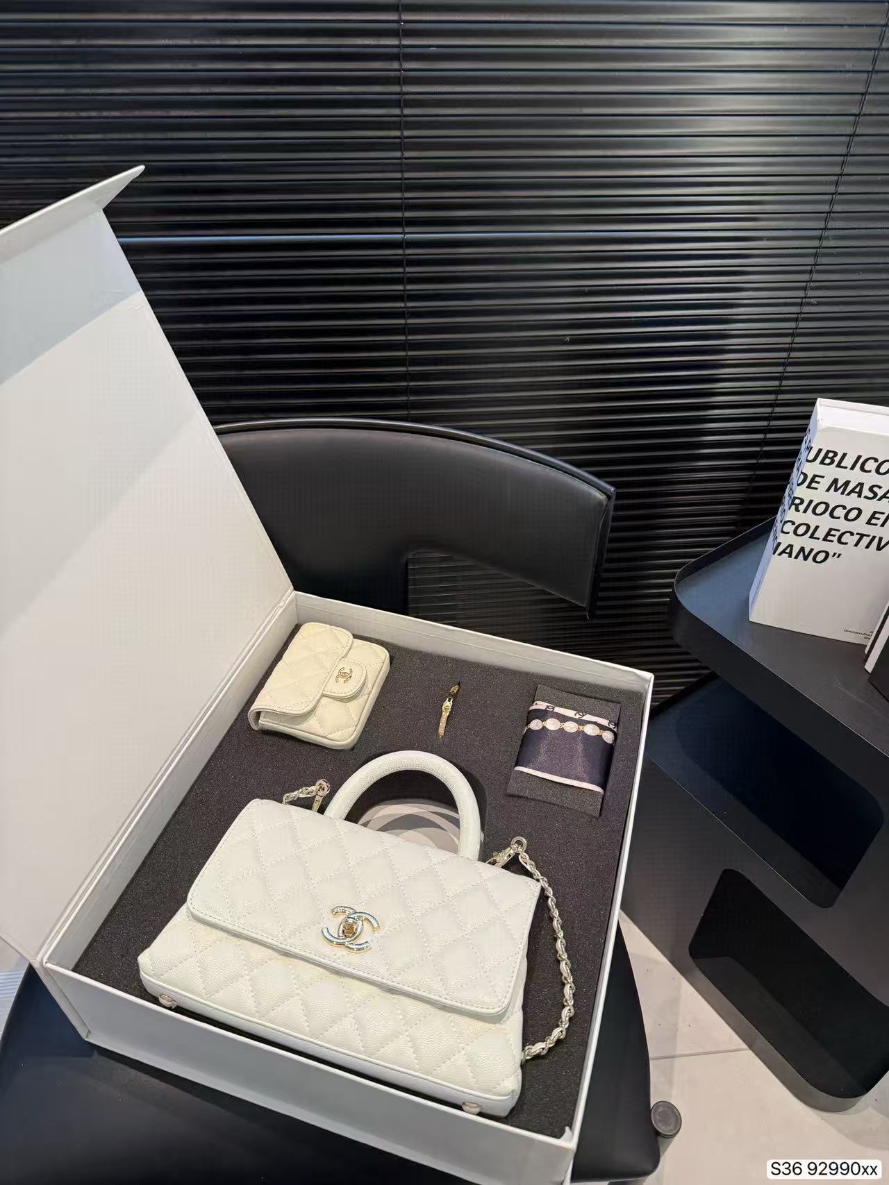 CHANE1 スカーフ、小バッグ、ブレスレット、大バッグの4点セット。【50％割引+送料無料】