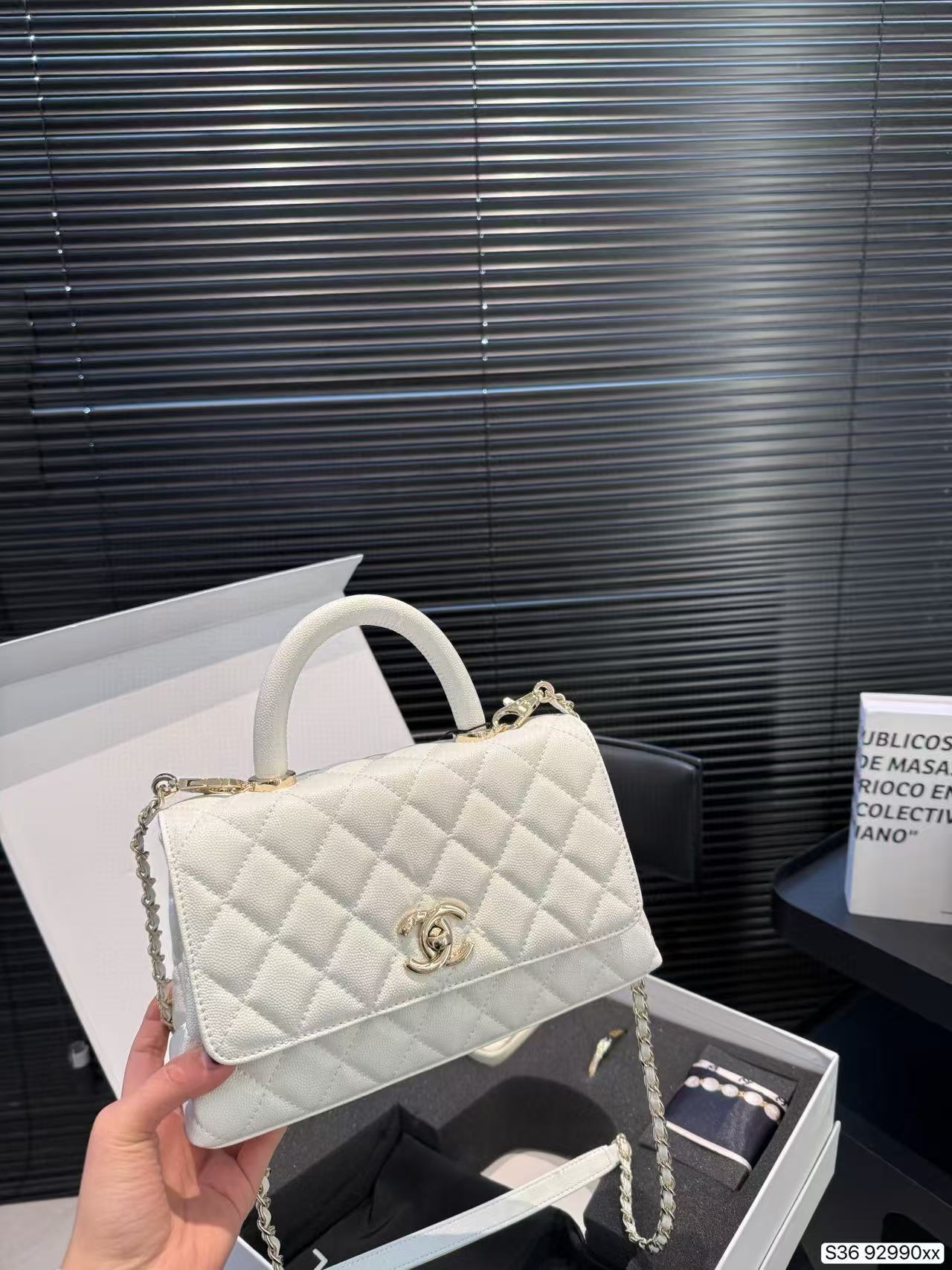 CHANE1 スカーフ、小バッグ、ブレスレット、大バッグの4点セット。【50％割引+送料無料】