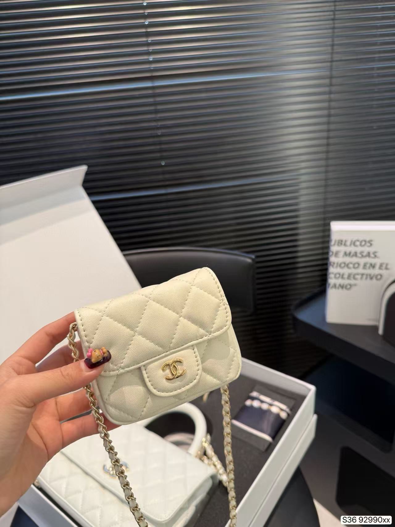 CHANE1 スカーフ、小バッグ、ブレスレット、大バッグの4点セット。【50％割引+送料無料】