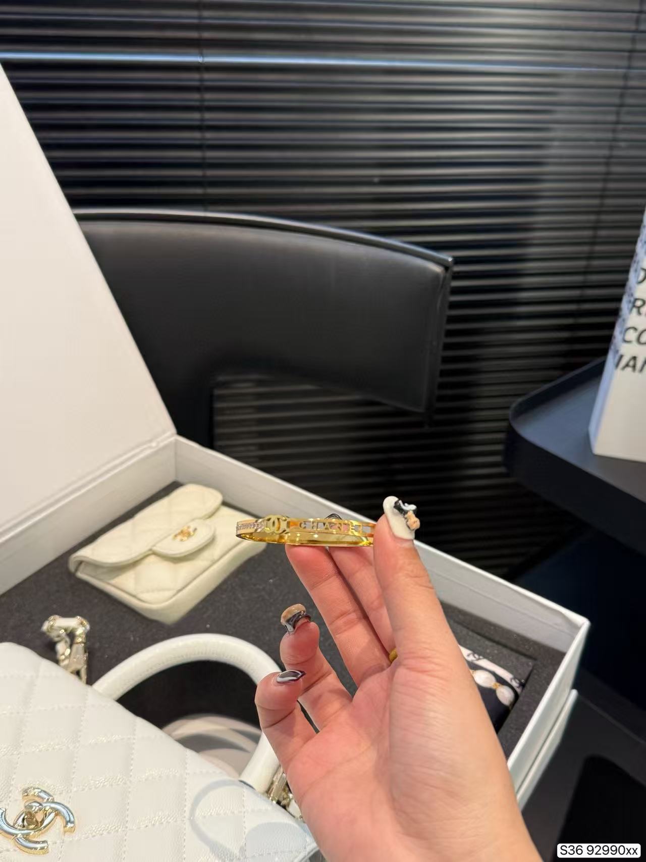 CHANE1 スカーフ、小バッグ、ブレスレット、大バッグの4点セット。【50％割引+送料無料】