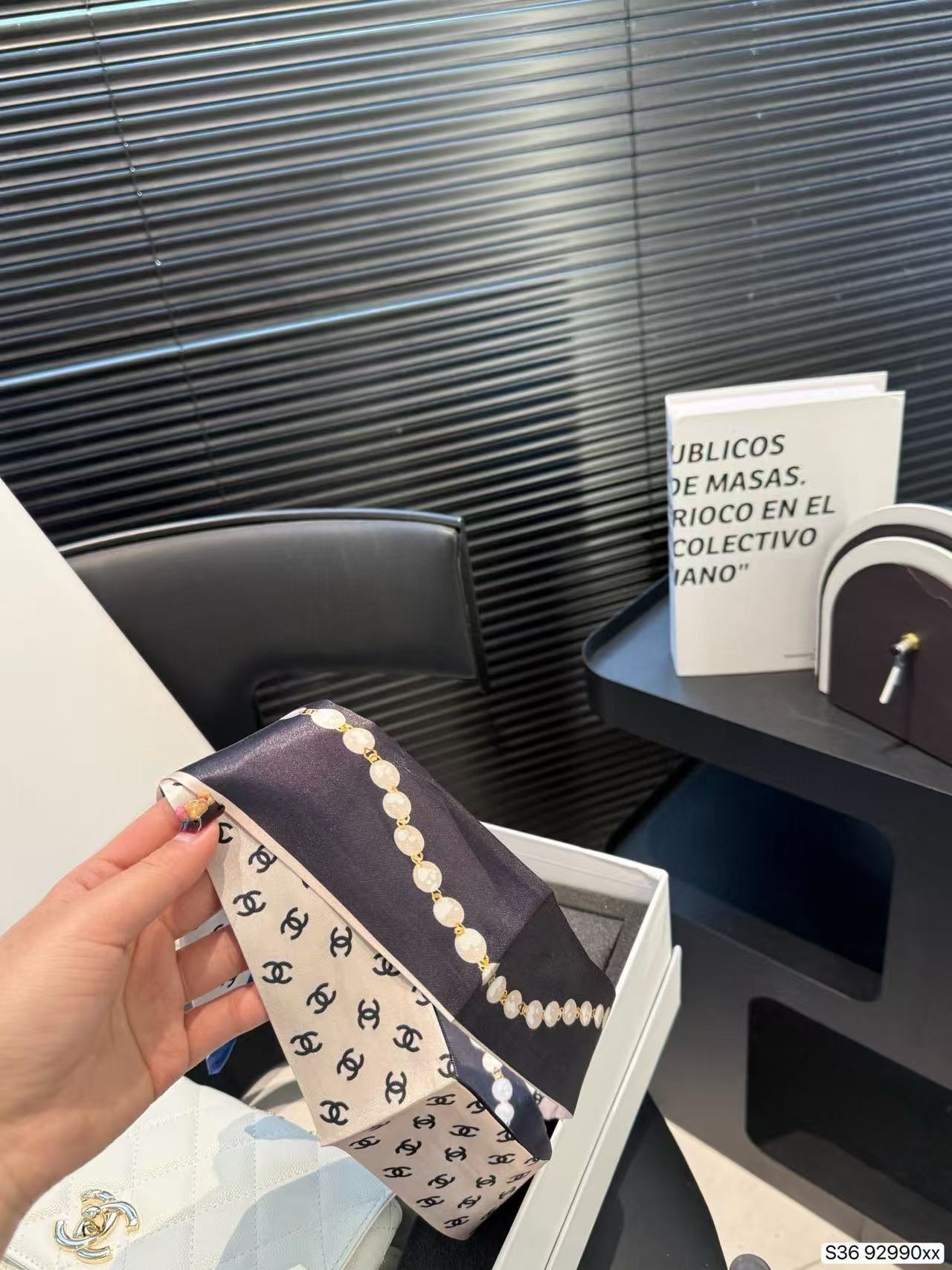 CHANE1 スカーフ、小バッグ、ブレスレット、大バッグの4点セット。【50％割引+送料無料】