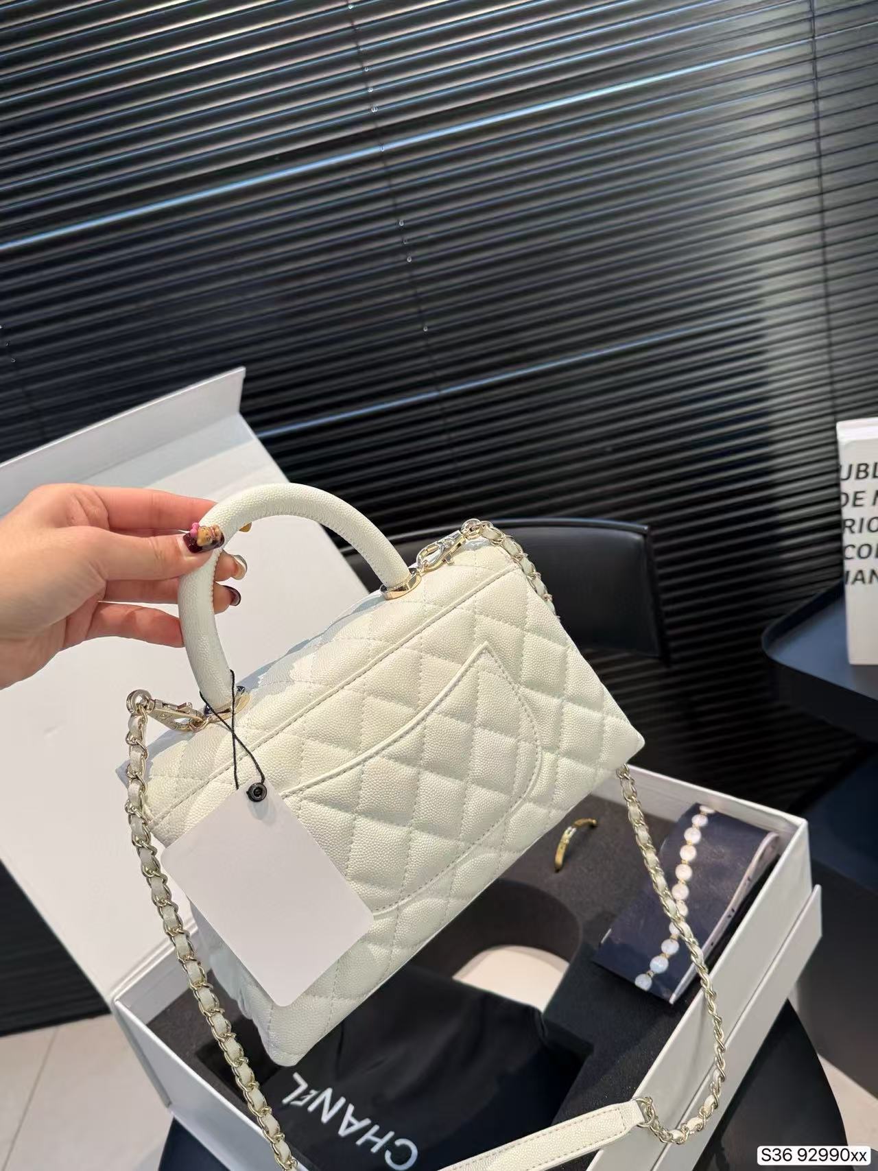 CHANE1 スカーフ、小バッグ、ブレスレット、大バッグの4点セット。【50％割引+送料無料】