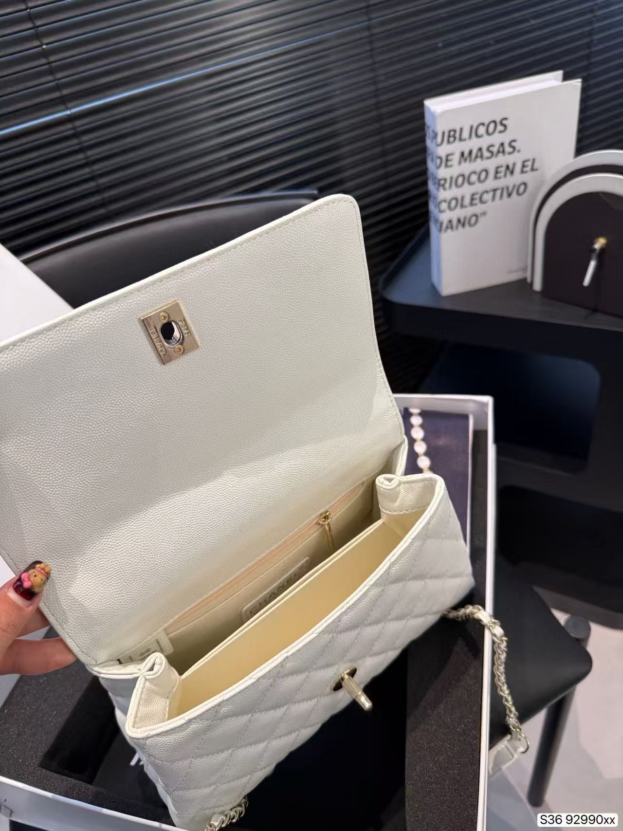 CHANE1 スカーフ、小バッグ、ブレスレット、大バッグの4点セット。【50％割引+送料無料】