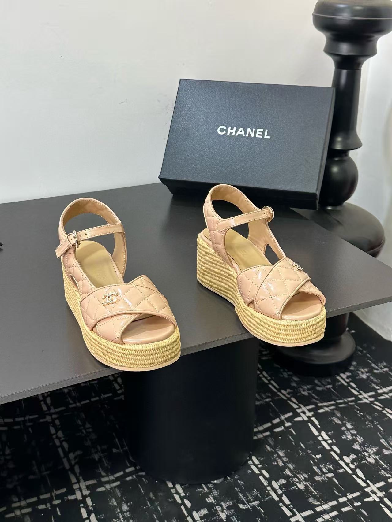 CHANE1 高品質ダブルCラムスキン厚底サンダル【50％割引+送料無料】