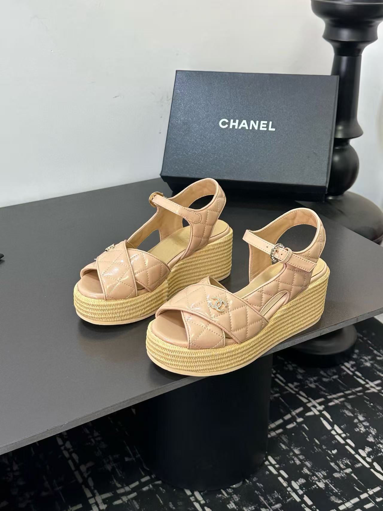 CHANE1 高品質ダブルCラムスキン厚底サンダル【50％割引+送料無料】