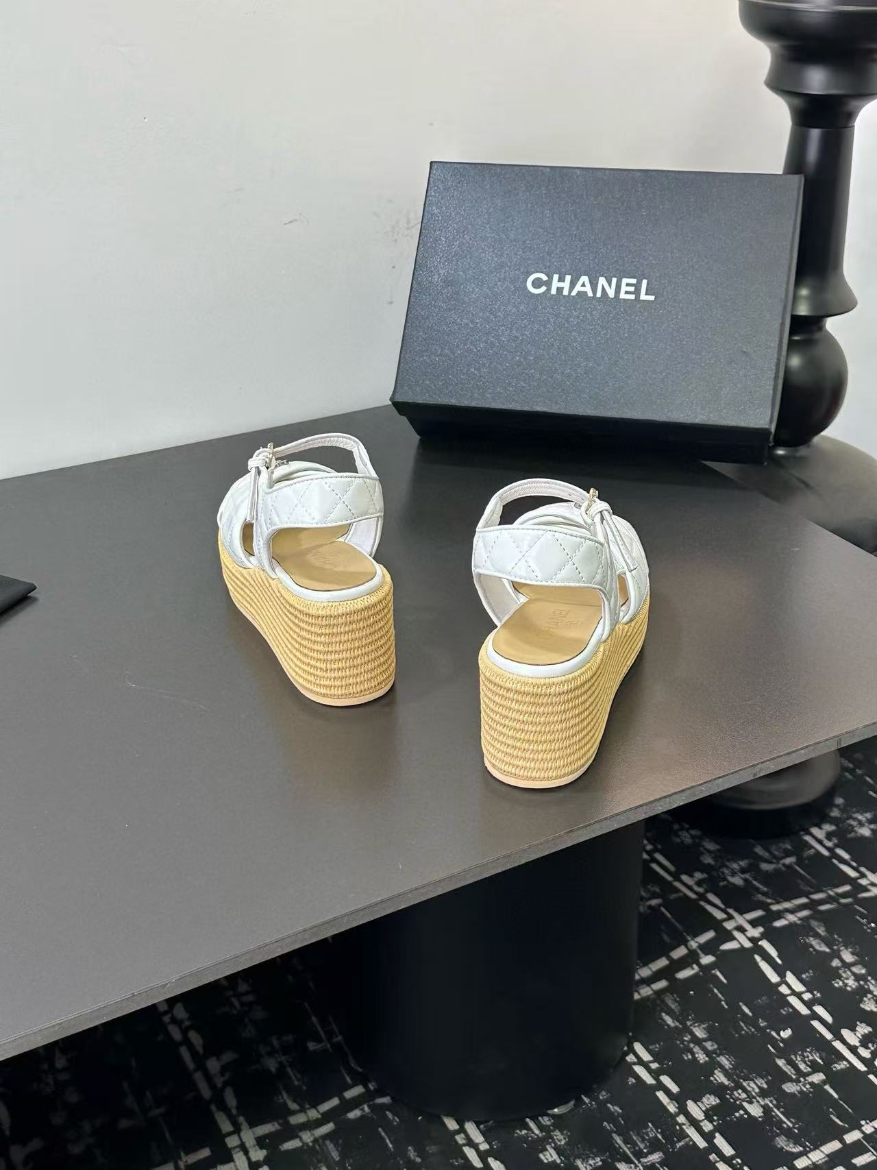 CHANE1 高品質ダブルCラムスキン厚底サンダル【50％割引+送料無料】