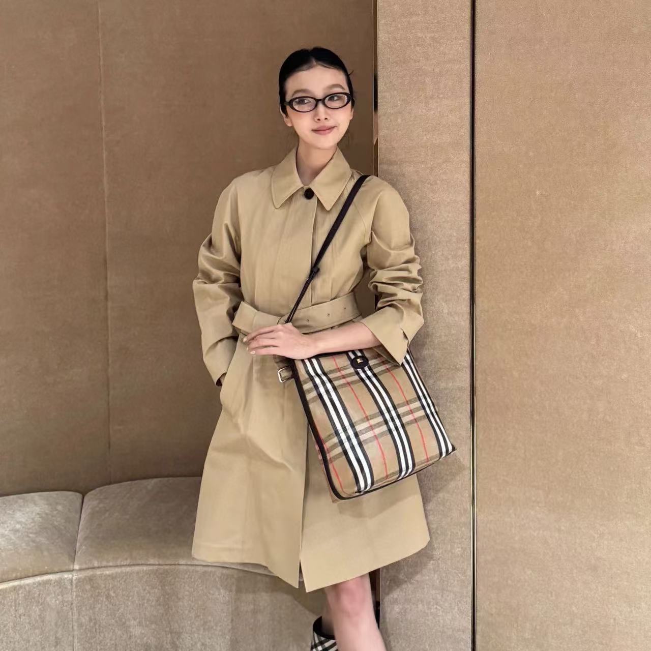 BUR8ERRY チェック柄ショッピングバッグ【50％割引+送料無料】