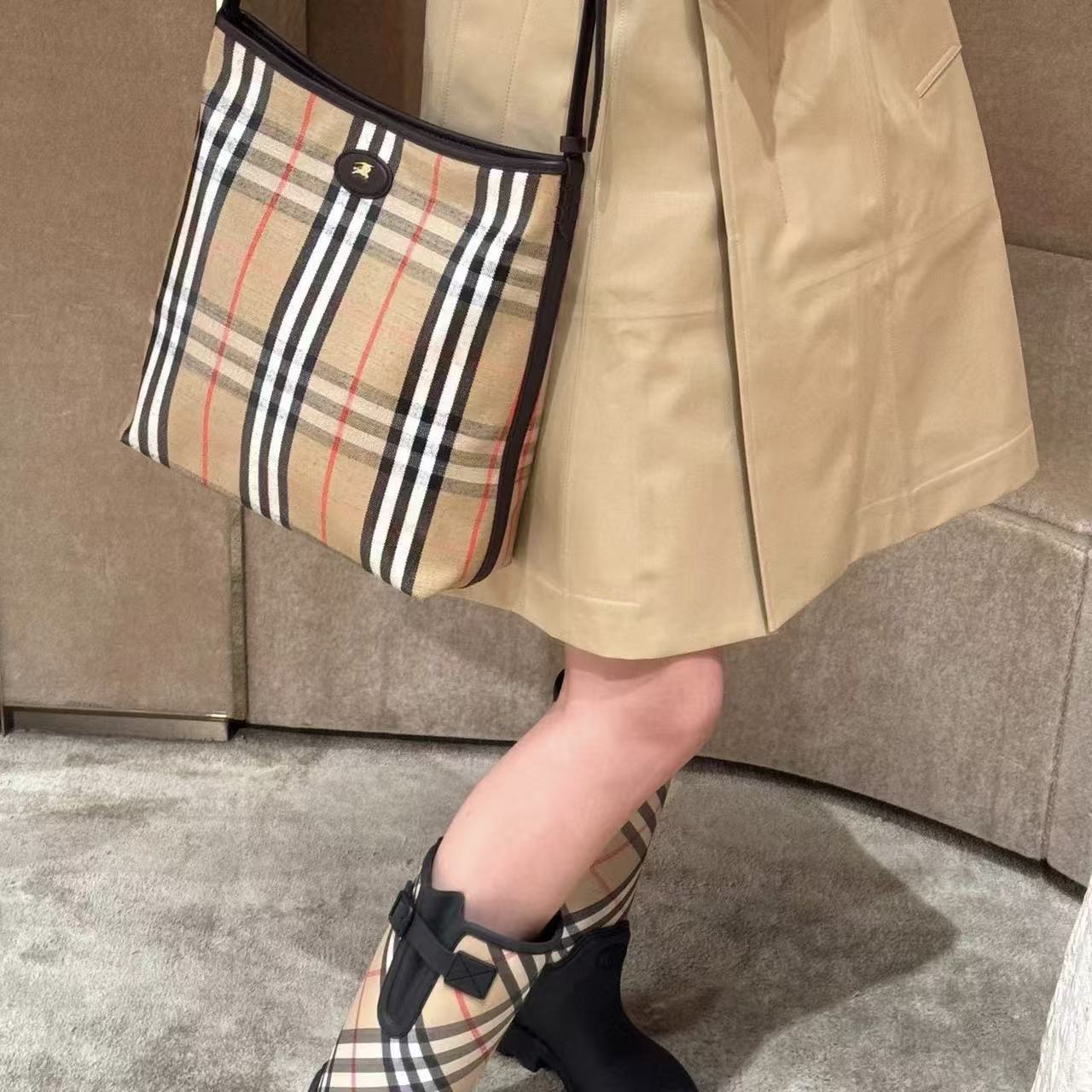 BUR8ERRY チェック柄ショッピングバッグ【50％割引+送料無料】