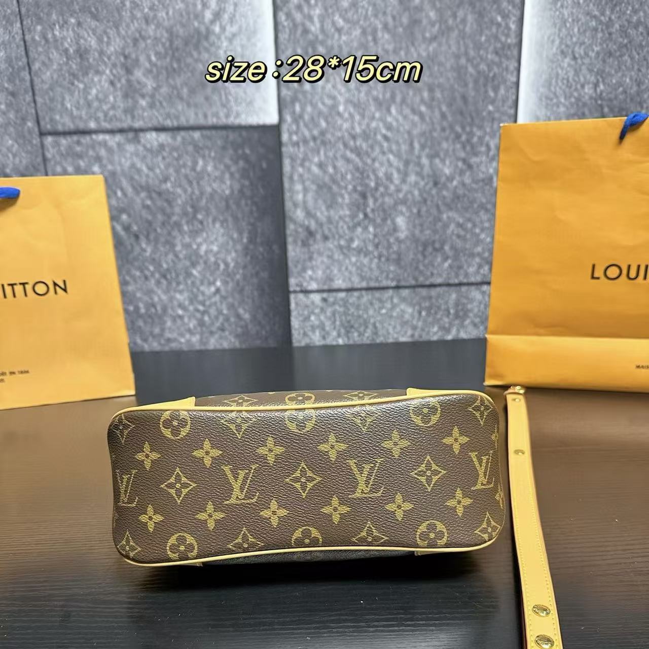 LVチェーンプリントのホーン型バッグ【50％割引+送料無料】