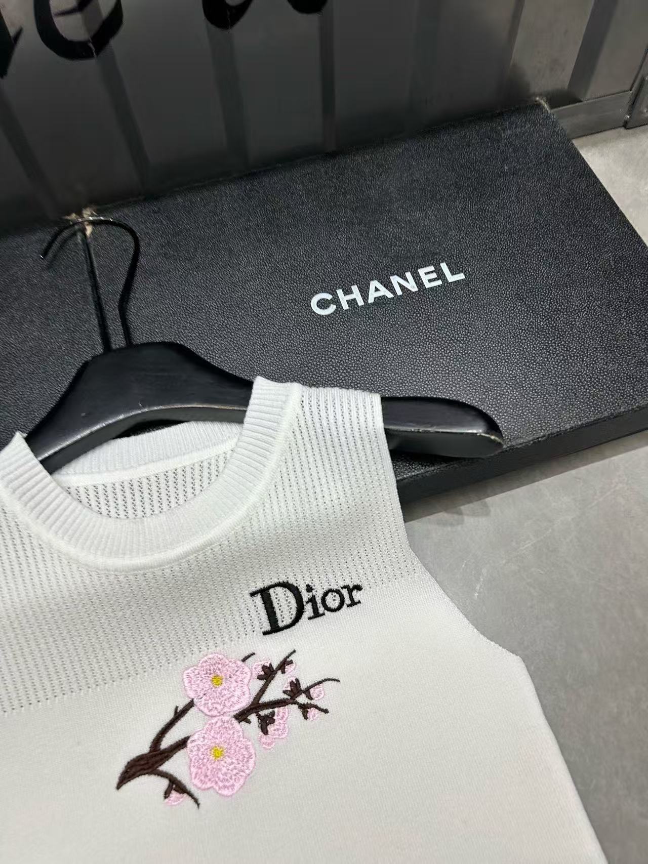 DIORの花柄刺繍ウールベスト【50％割引+送料無料】