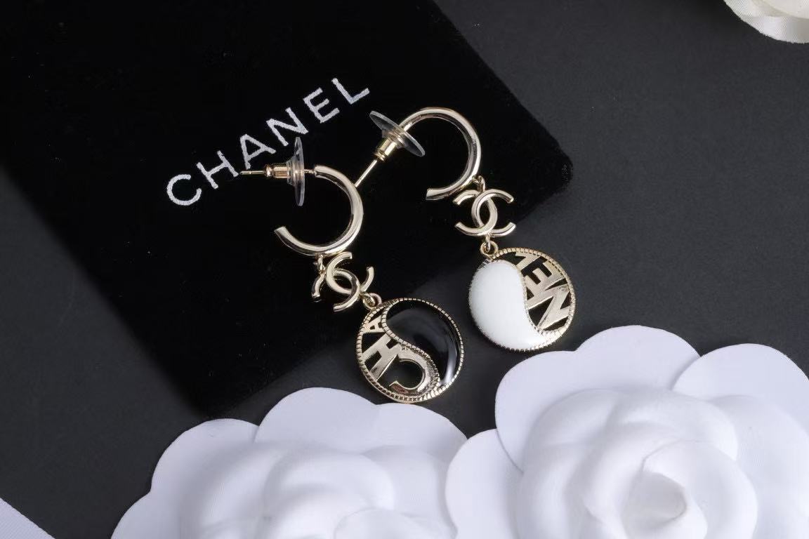CHANE1 ブラック＆ホワイトレターフープイヤリング【50％割引+送料無料】