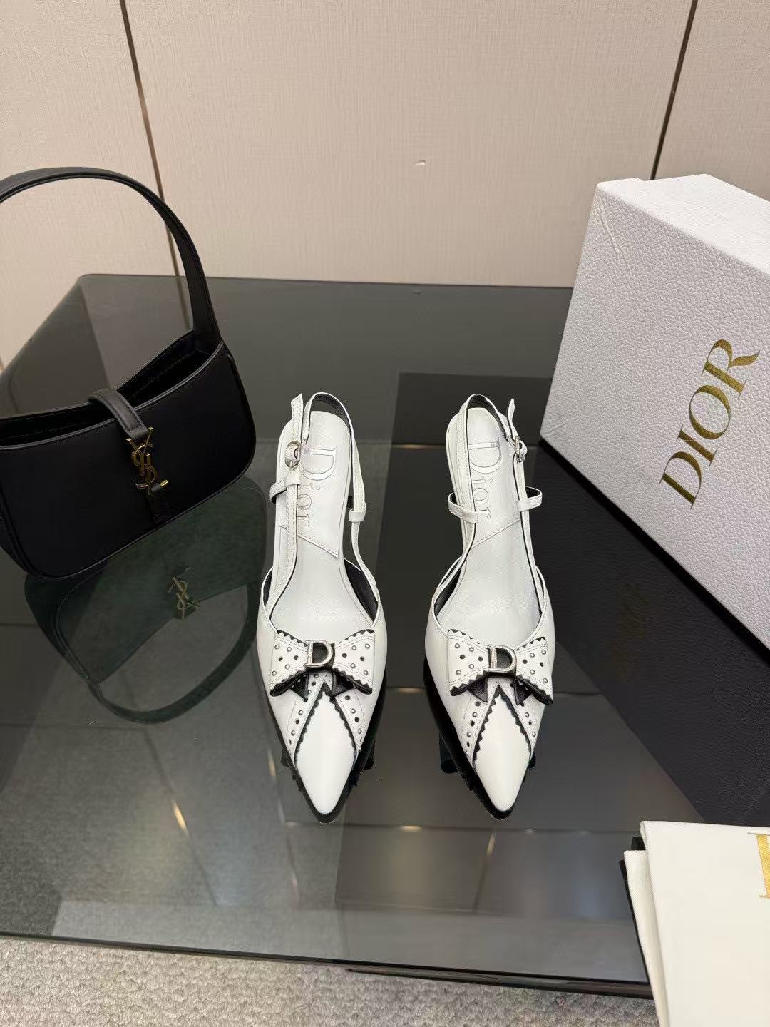 DIOR 高品質レザー ポインテッドトゥ バタフライ ハイヒール【50％割引+送料無料】