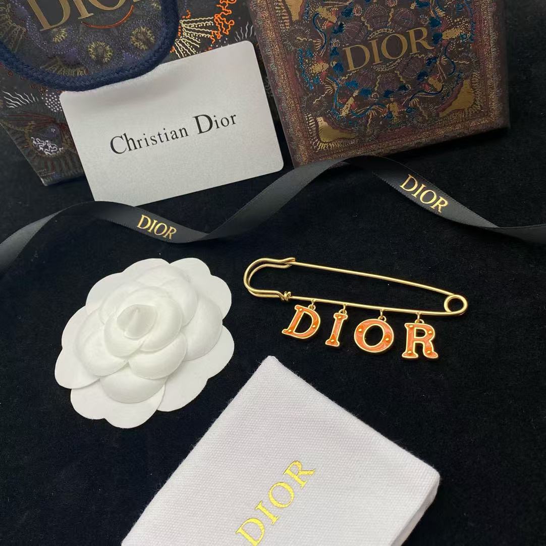 DIOR シンプルレターブローチ【50％割引+送料無料】