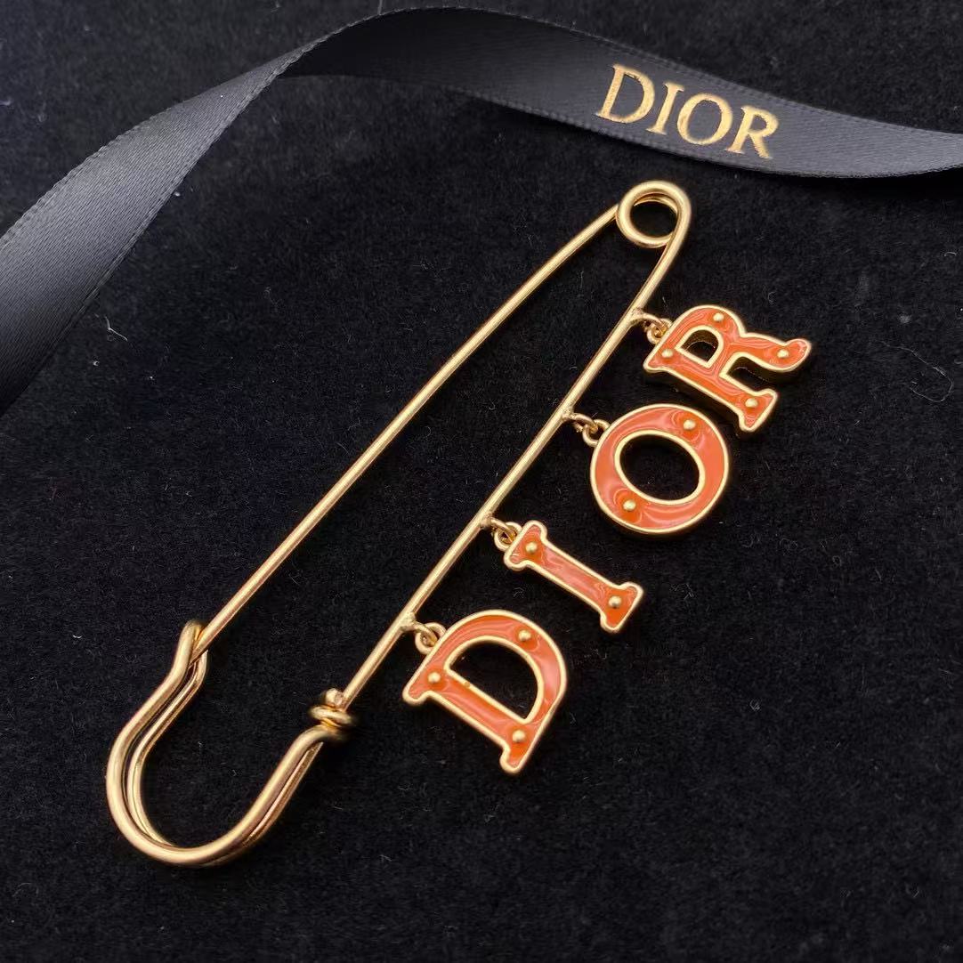 DIOR シンプルレターブローチ【50％割引+送料無料】