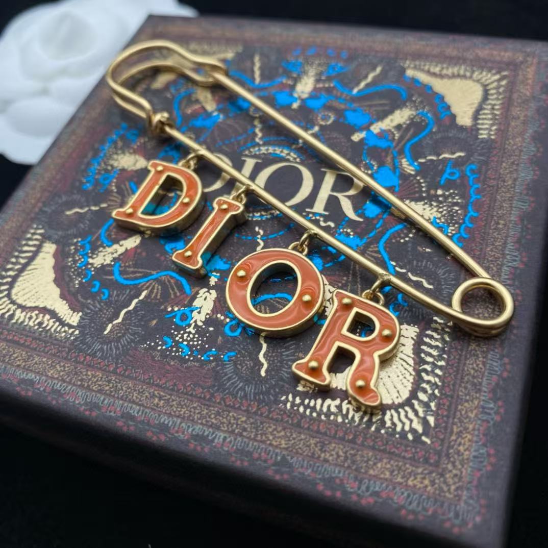 DIOR シンプルレターブローチ【50％割引+送料無料】