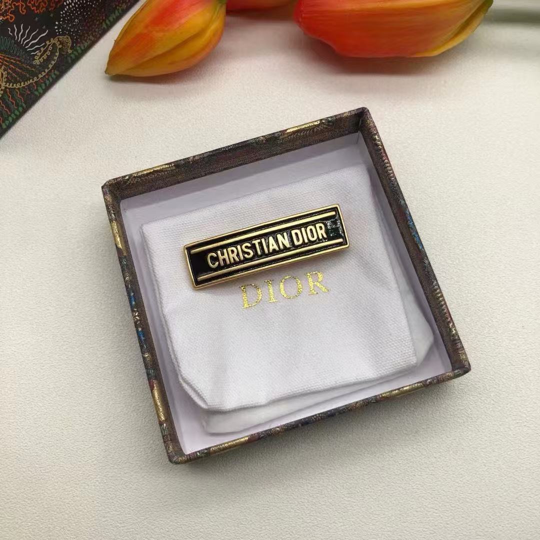 DIOR シンプルレターブローチ【50％割引+送料無料】
