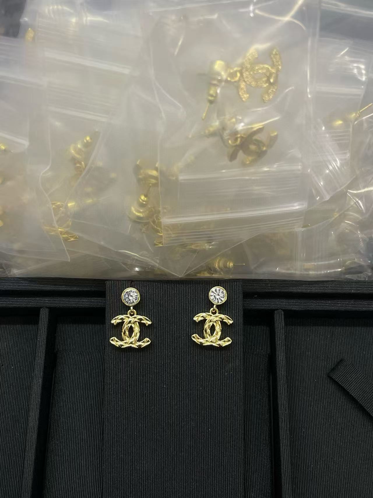 CHANE1 ダブルC チェッカー ダイヤモンド スタッドピアス【50％割引+送料無料】