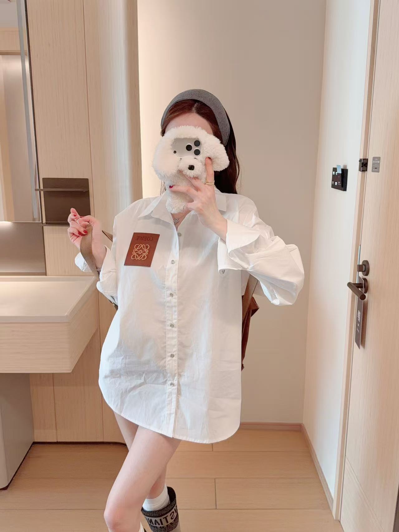 L0WEW レザーラベル ルーズフィットシャツ【50％割引+送料無料】