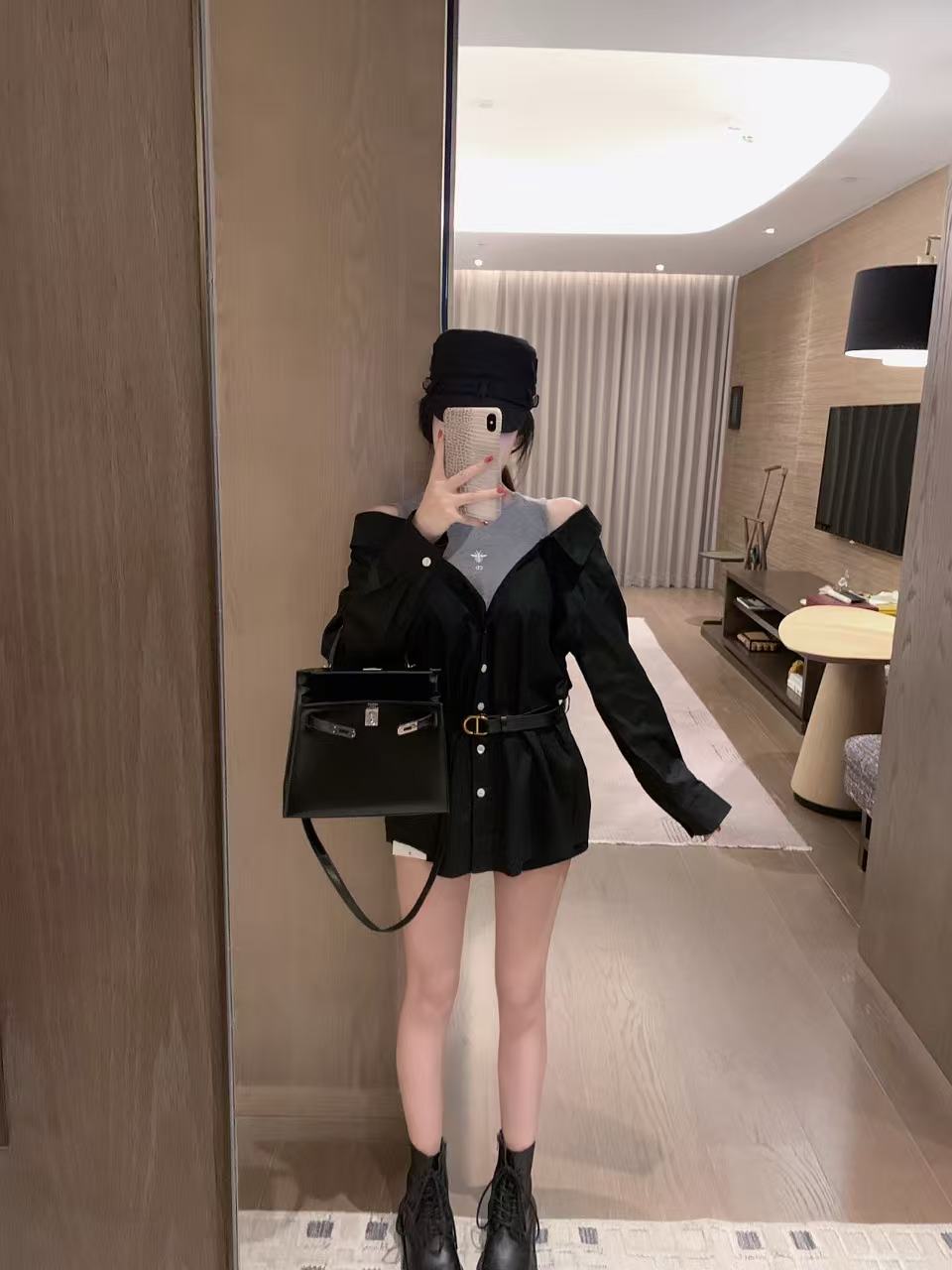 DIOR エンブロイダリー ビー オフショルダー ブラウス【50％割引+送料無料】