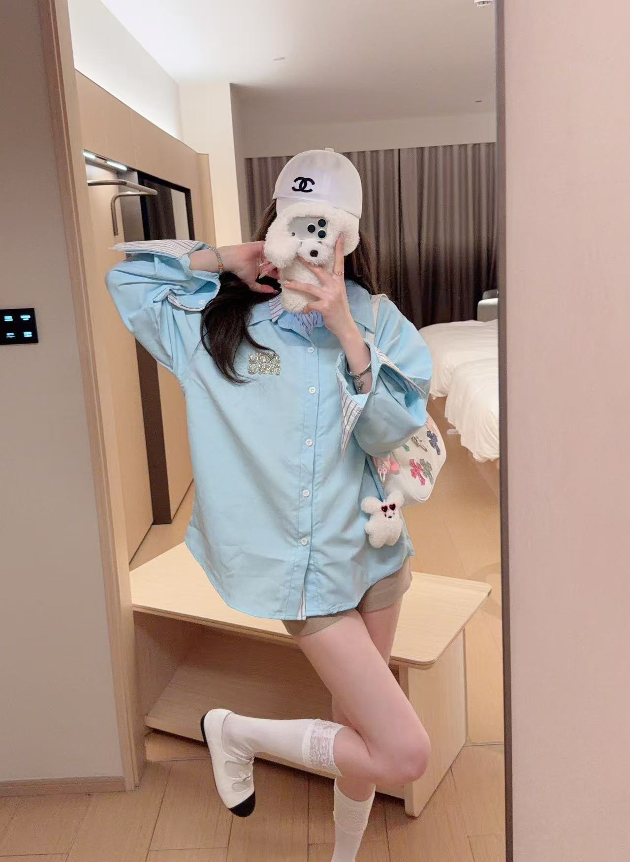 M1UM1U ラインストーン文字シャツ【50％割引+送料無料】