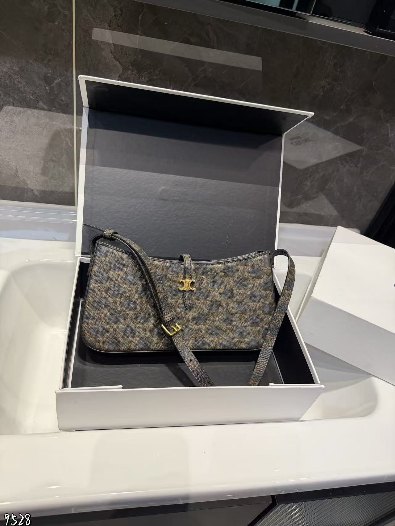 CEL1NE 凱旋門アンダーアームバッグ【50％割引+送料無料】