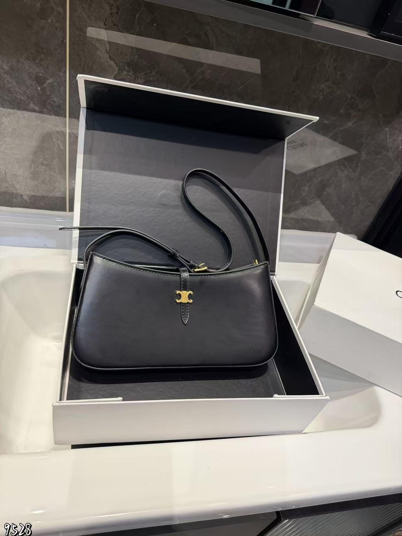 CEL1NE 凱旋門アンダーアームバッグ【50％割引+送料無料】