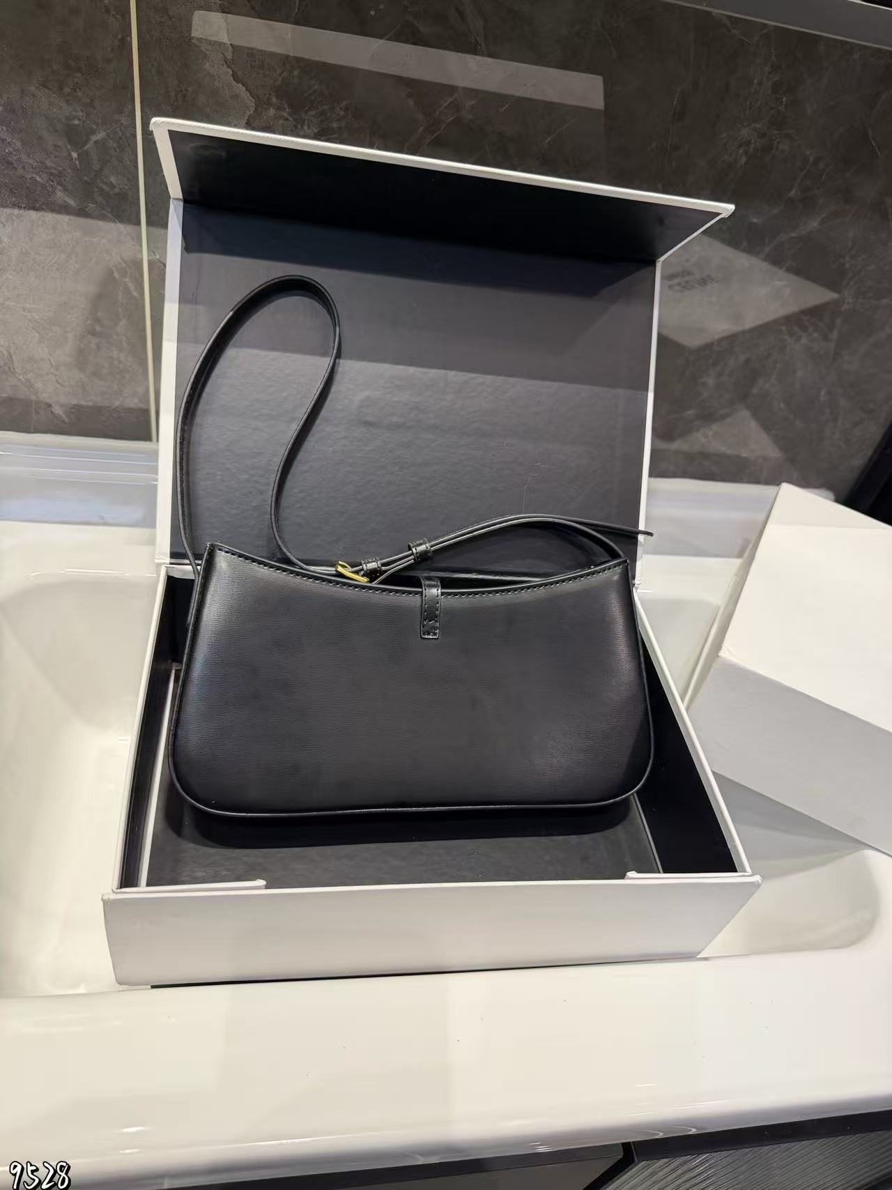 CEL1NE 凱旋門アンダーアームバッグ【50％割引+送料無料】