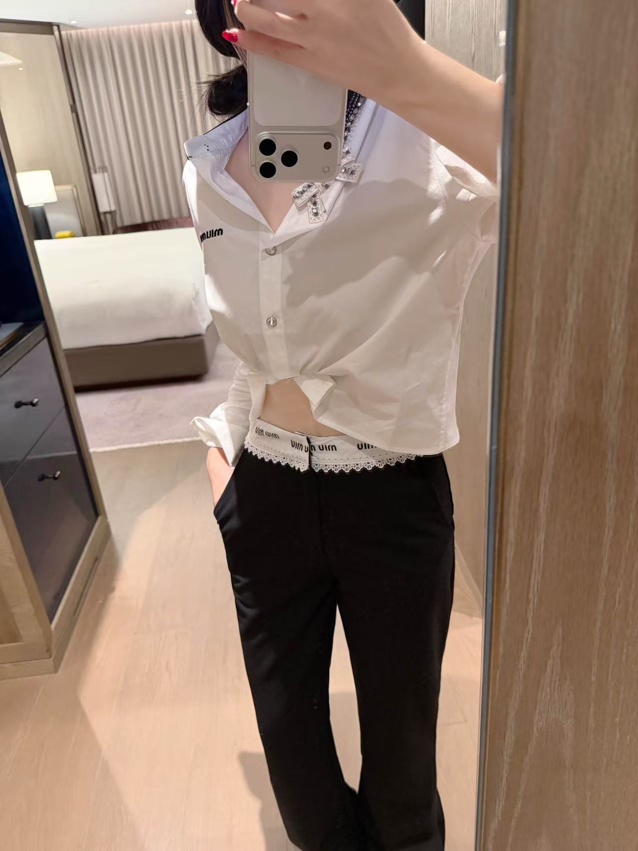 M1UM1U ボウタイ ラインストーン シャツ【50％割引+送料無料】